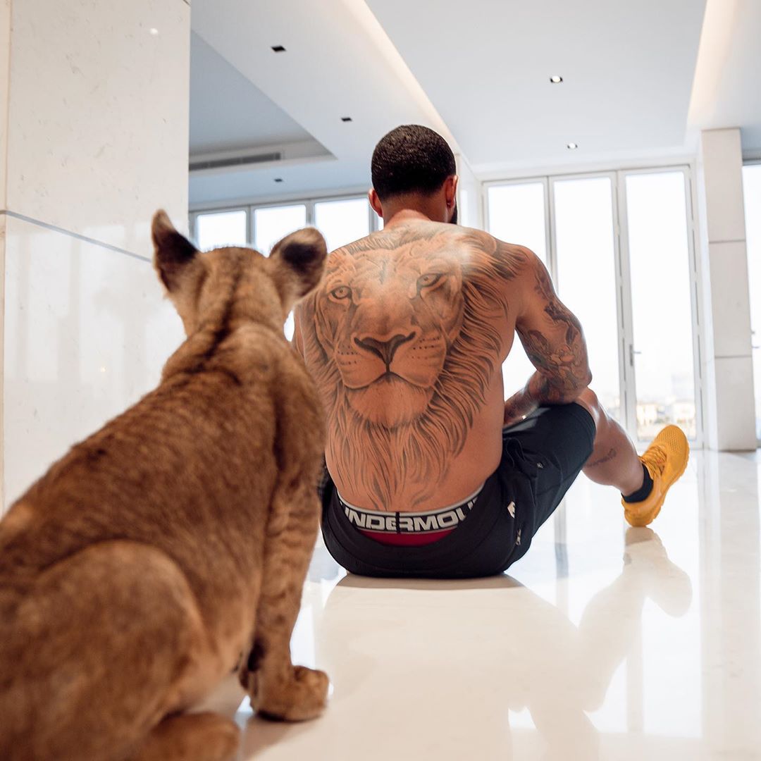  Memphis Depay showed off the elaborate lion tattoo on his back