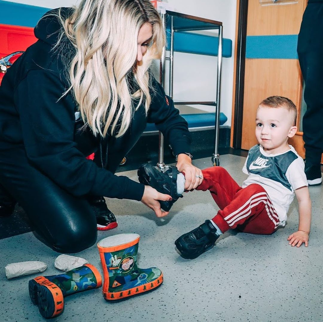  Kevin De Bruyne and spouse visit kids in hospital as part of 'Kicks for Kids' campaign