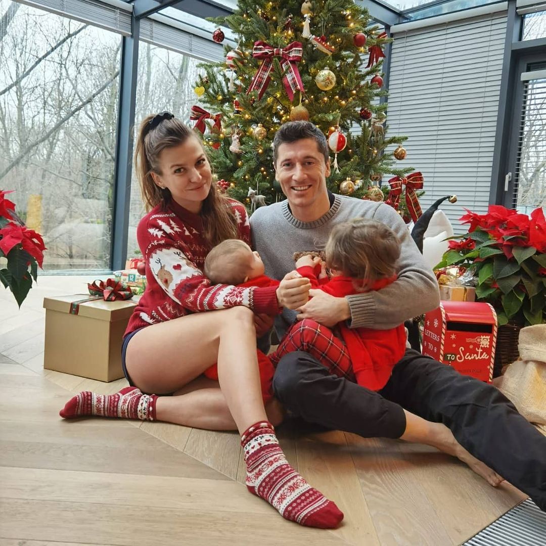 Robert Lewandowski az Instagramon: „The family was, is and will be the most  important The family g… | Robert lewandowski, Christmas  sweaters, Lewandowski