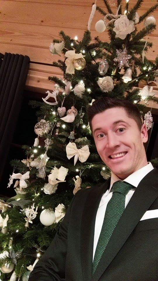 Robert Lewandowski on X: "Merry Christmas everyone :-)  https://t.co/MOVv0fg04X" / X