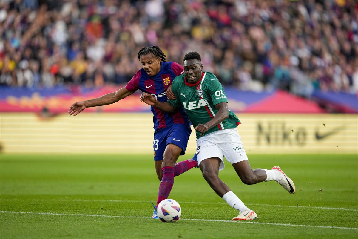 El Alavés no sentencia al FC Barcelona en la primera parte y acaba sin  poder sumar (2-1)