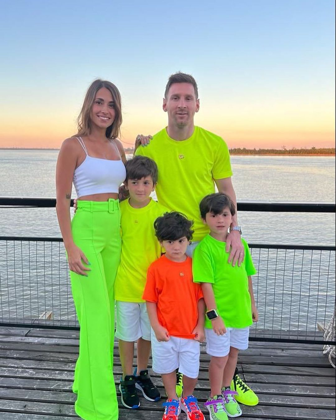 Toda la familia vistió ropa de neón brillante durante el impresionante atardecer argentino