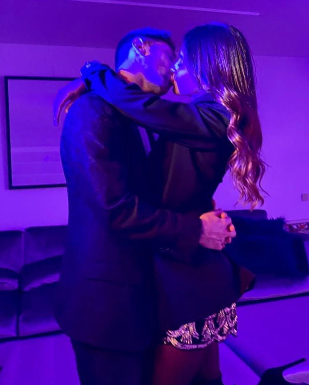 Lionel Messi and Antonela Roccuzzo kiss as they bring in the New Year