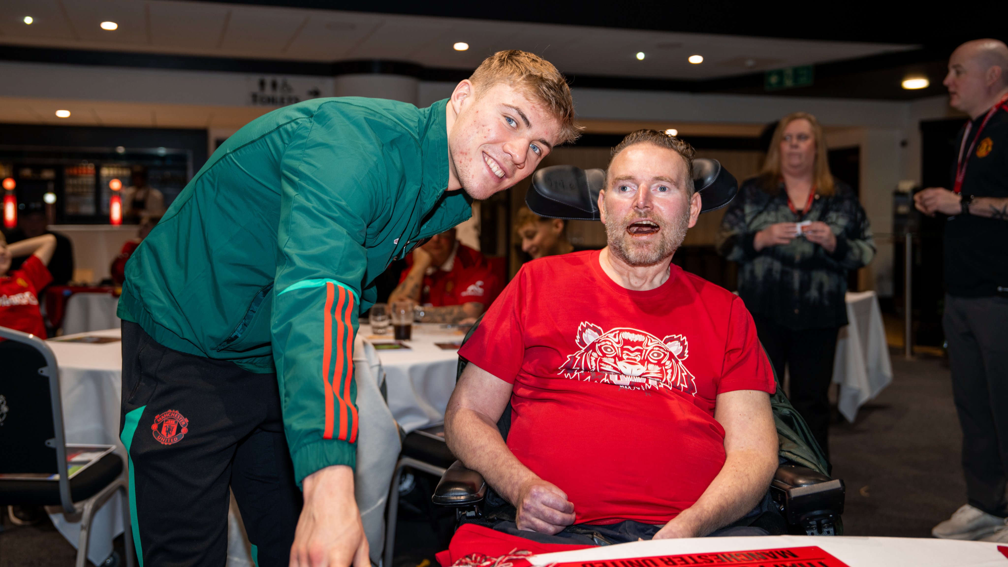 Rasmus Hojlund poses with a fan at the MUDSA Christmas party.
