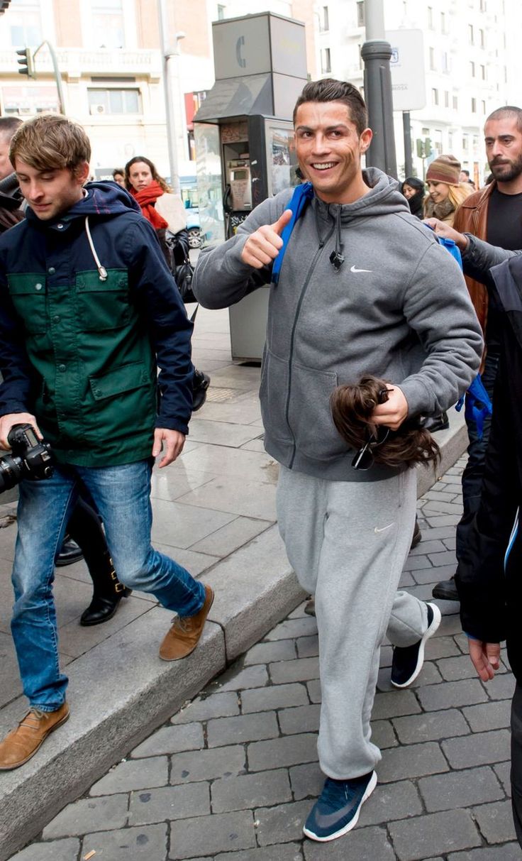 CR7 disguised as a beggar plays football with kids at Madrid Square. |  Critiano ronaldo, Cristino ronaldo, Crstiano ronaldo