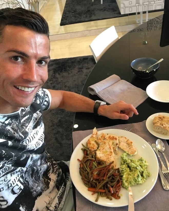 Các loại cá như cá kiếm, cá ngừ và cá tuyết om luôn được ưu ái trong thực đơn hàng ngày của Ronaldo vì hàm lượng dinh dưỡng cao. Đôi khi, bữa nhẹ của anh chỉ gồm vài lát bánh mì và chút cá hộp.